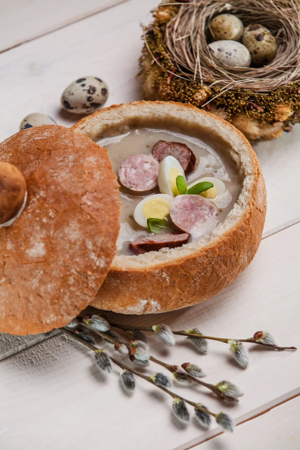 حساء الجوريك الحامض مقدَّم في رغيف خبز
