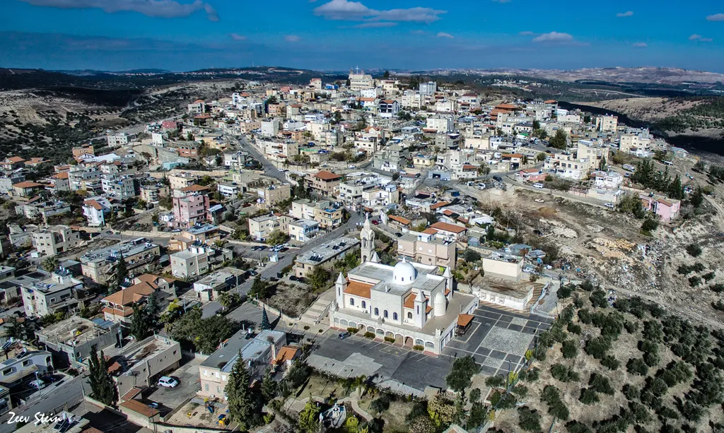 قرية الجش على تلتها في شمال فلسطين وكنيستها في الوسط